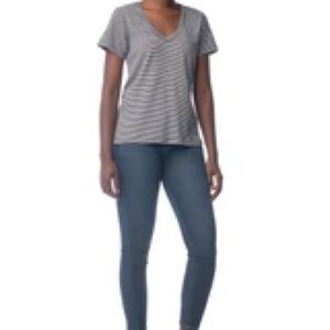 Synergy Organic Cotton black white Top

Striped Tried & True V-Neck